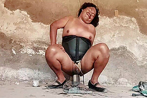 Shemale Elizabeth Breaks Her Ass With 1.5 Liter Bottle Extreme Anal Insertion