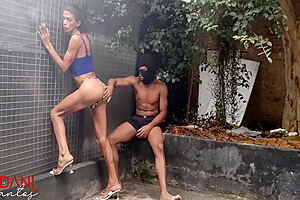 Dando Pro Malako Careta Em Meu Quintal Enquanto Relaxava, Ele Meteu Muito Em Mim, Completo No Red. 5 Min