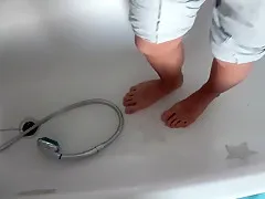 Fusse waschen in der Wanne