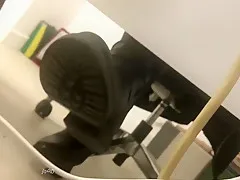 Candid sous le bureau de Nahia en bottes (PAS DE Step son)