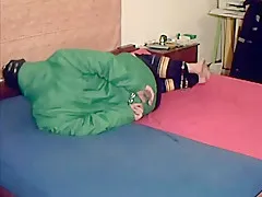 Bondage avec jacket a capuche +menottes