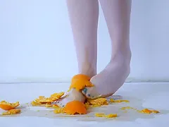 Crush Fruit in Nylonfeet