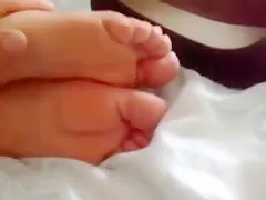 les françaises puent des pieds, smelling feet, ça doit sentir bon