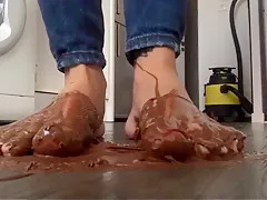 Elle s'etale du nutella plein les pieds