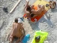 dwie pary na plazy w Kroatien