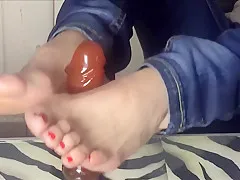 CAZZO TRA I PIEDI / PADRONA CLAUDIA ISTRUZIONI FOOT JOB