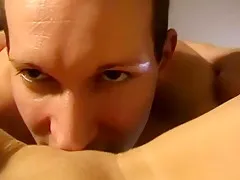 młoda suczka daje dupy