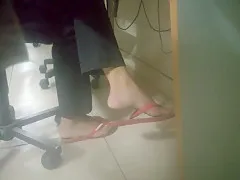Candid Foot in college - faceshot - Feet 38