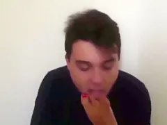 Mon copain soumis me nettoie les orteils