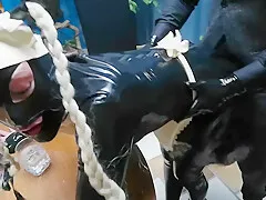 Mj en soubrette fait le service a domicile.