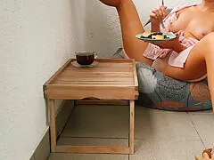 Poedaya Srniki S Razdvinutmi Nogami Laskaya Grud! Eating Cheese Cakes With Legs Apart Caressing Y