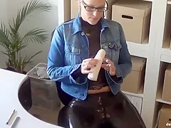 Er Vergeht Sich An Einer Lebenden Latexpuppe