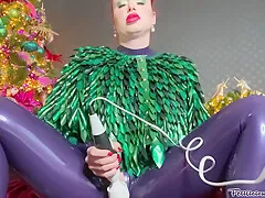 Large Amateur Cam Woman Uses Two Of Her Toys To Masturbate