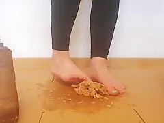 Wunschvideo Lady Leyla Crushed Donuts In Stiefeletten Und Barfub