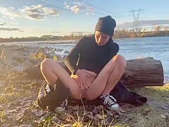 Chatte Mouille Je Me Masturbe Au Bort De La Riviere Tous Pres Des Pecheurs Matinal !! - Bad Cute Girl